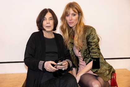 María Campos junto a su tía, María Elisa Mitre.