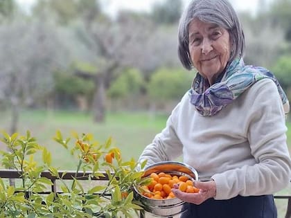 María Carla Rivano, conocida popularmente como Marucha, tiene 98 años, es genovesa, vive en Roma y es la windsurfista más longeva de Italia