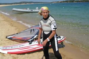 María Carla Rivano, es la windsurfista más longeva de Italia y revela su secreto para llevar a los 98 años