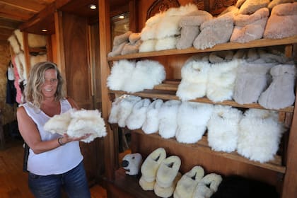 Maria Cerviño vende artesanias en cueros