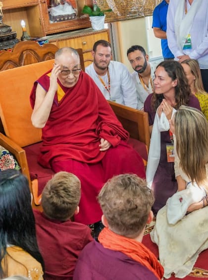 María Cersósimo en un momento devocional al lado del Dalai Lama, a quien conoció cuando cumplió 50 años y pudo viajar a India por primera vez