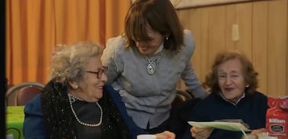 María Clara acompañando a dos mujeres mayores