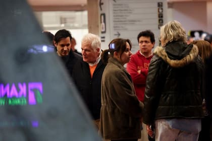 María Claudia Tarazona, esposa de Uribe Turbay, informó que el candidato presidencial necesita un milagro