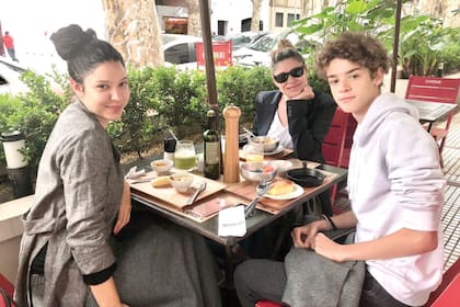 María con sus dos hijos: Catalina, de 33, y Vito, de 20. “Tengo dos hijos únicos: son personas hermosas e inteligentes y eso me llena el alma”. 