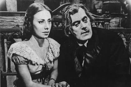 María Concepción César junto a Raúl de Lange, en El crímen de Oribe (1950)