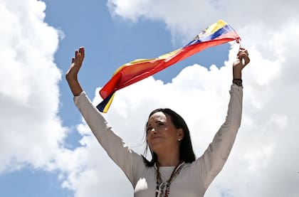 Maria Corina Machado con la bandera de Venezuela