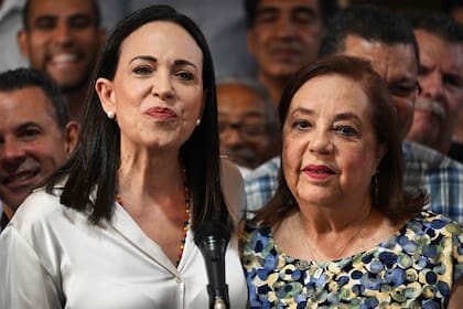 María Corina Machado, inhabilitada para ejercer cargos públicos, junto a la candidata opositora Corina Yoris