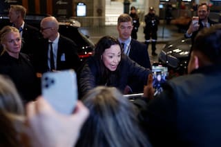 María Corina Machado salta las vallas para abrazar a simpatizantes que gritan su nombre en Oslo