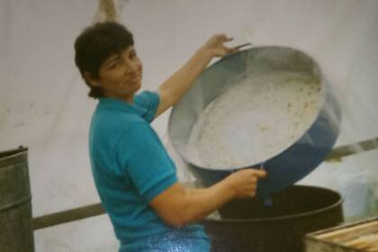María Cristina Galván, la esposa de Klimiuk, a los 45 años también dedicada a a la apicultura