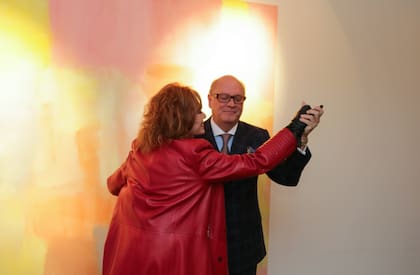 María Cristina Guzmán y Martín Cabrales bailan frente a la obra de Paola Vega: uno de sus óleos en los que predominan los colores claros y tonos tierra con imágenes difusas