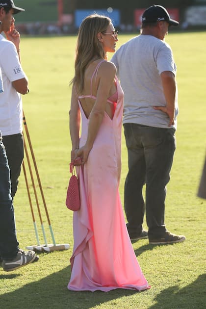 María de espaldas, con un sensual modelo, mira los últimos minutos y empieza a disfrutar del triunfo histórico de su marido y de su hijo.