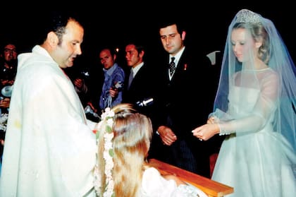 María de Hohenlohe el día en que se casó con Alfonso Martínez de Irujo, otro de sus seis hijos, en 1977.