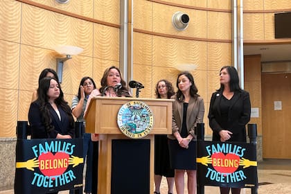 María de Jesús Estrada Juárez habla en una conferencia de prensa, en Sacramento