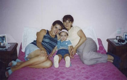 María de los Ángeles Verón junto a su mamá, Susana, y su hija Micaela Sol.