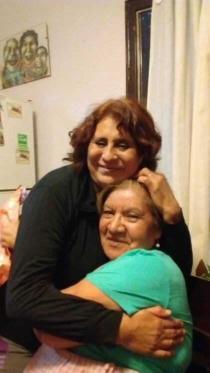 María, de negro, abraza a su hermana por su cumpleaños.