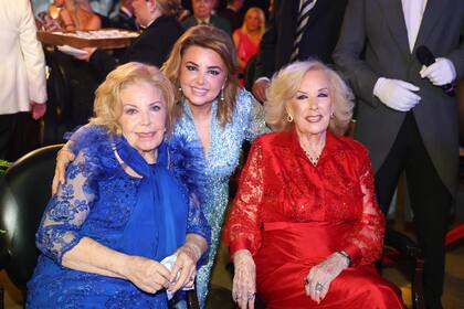 María del Carmen Álvarez Argüelles, Claudia Álvarez Argüelles y Mirtha Legrand, muy elegantes en el evento
