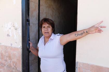María del Carmen Ferreira tiene a su hija con dengue grave y reclama medidas de higiene con un basural a la vuelta de la casa en el Barrio La Bombilla y Barrio Atsa, en Tucumán