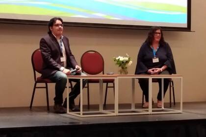 Mara del Carmen junto al licenciado Gabriel Grivel en una conferencia en Monterrey