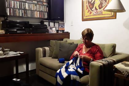 María del Carmen mientras teje, en Benito Juárez