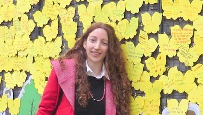 María del Pilar Álvarez en el Museo Histórico de la Esclavitud Sexual de los Militares Japoneses en Corea del Sur, donde los visitantes pueden dejar mensajes de apoyo en papeles con forma de mariposas amarillas