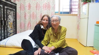 María del Pilar Álvarez junto con Kim Bok-dong, una de las víctimas de la esclavitud sexual a la que fueron sometidas muchas mujeres coreanas durante la Segunda Guerra Mundial