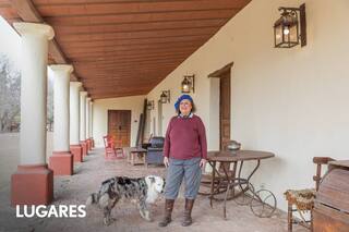 Dejó su casa en un country para instalarse en una antigua posta del Camino Real