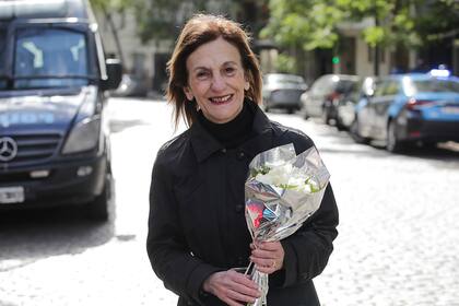 María Delia Bueno llegó a la embajada con un ramo de flores blancas