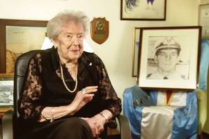 María Delia Rearte de Giachino, madre del capitán Pedro Giachino, con el retrato de su hijo