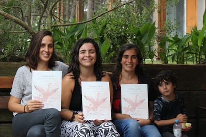 María Domínguez, Matilda Forn, Teresita Olhaberry y un lector de "Nieblita del Yí"