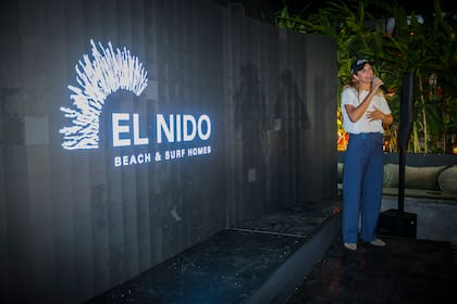 María Dotti, gerente de Ventas de El Nido, presentando el emprendimiento en un evento en el restaurant Enero de la Costanera.