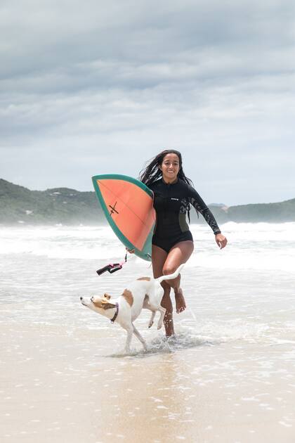 María Eduarda Patussi es odontóloga y sale a surfear con su perro Nalú.