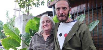 María Elena Bergoglio, la hermana menor del Papa Francisco, en una imagen de 2013 junto a uno de sus dos hijos, Jorge Vallejos.