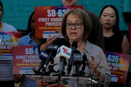 María Elena Durazo en una conferencia de prensa en la que impulsa la ley SB 635 en California