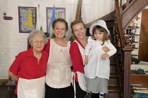 María Elena Naso, su hija Sonia Sánchez, su nieta Camila Irianni y su bisnieta.