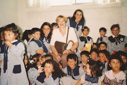 María Elena Walsh junto a alumnos de la escuela de la localidad de Florencio Varela que lleva su nombre