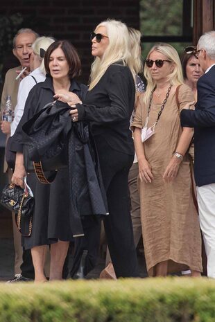 María Elisa Mitre, Susana Giménez y Dolores Mitre en el cementerio Parque Recoleta de Del Viso.