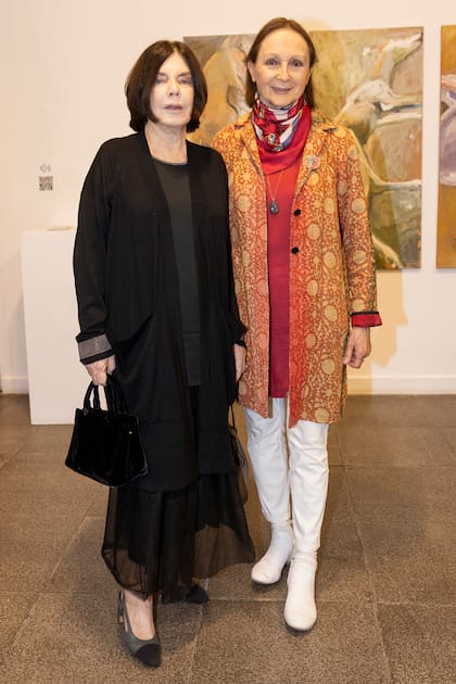 María Elisa Mitre y Teresa Anchorena recorrieron juntas la exposición.