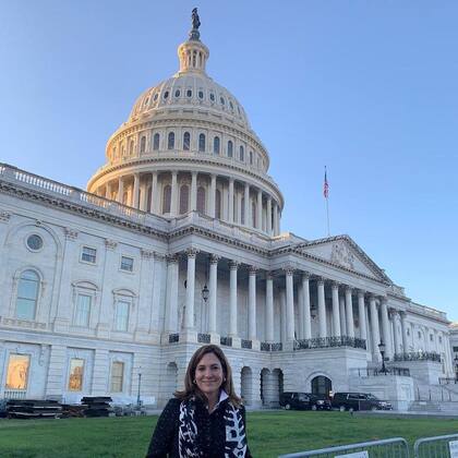María Elvira Salazar, hija de exiliados cubanos que escaparon del régimen de Fidel Castro, nació en 1961 en Miami