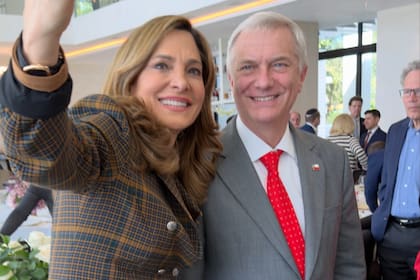 María Elvira Salazar junto a José Antonio Kast, nuevo presidente de Chile