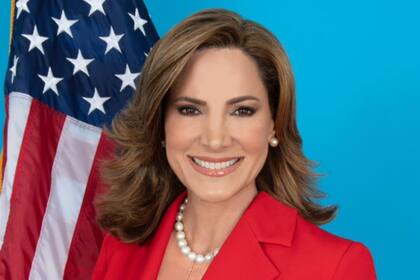 María Elvira Salazar promovió la propuesta de la Dignity Act