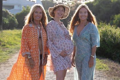 María Emilia (con túnica naranja) y María Eugenia escoltan a Luli Laprida (hija de Eugenia), que viajó desde Madrid hasta Sotogrande para saludarlas. Instalada en la capital española desde hace cinco años, la actriz y su marido, el fotógrafo Eugenio Levis (autor de estas imágenes), se convertirán en padres primerizos el mes que viene y las dos “Trillis” se van a quedar unos días 20 para ayudarlos.