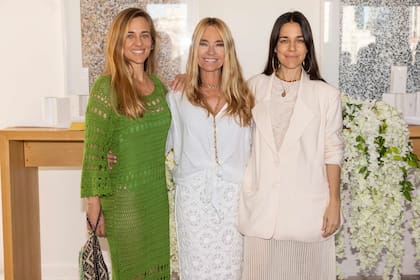 María Emilia, feliz entre sus hijas Emilia (Mili) y Sonia Zavaleta