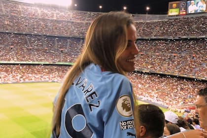 María Emilia Ferrero, la novia de Julián Álvarez, lo acompañó a un amistoso del Manchester City contra el Barcelona