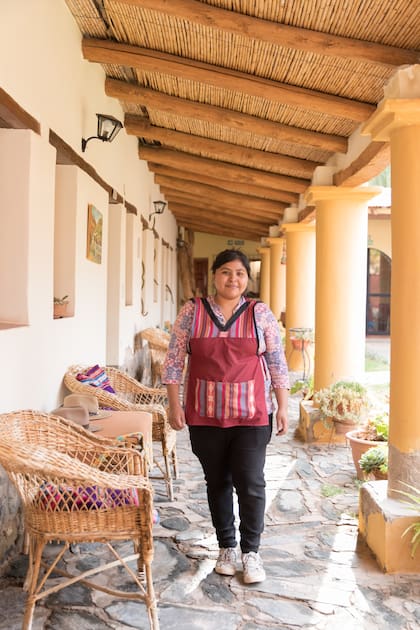 María en la gran galería de la casa centenaria.