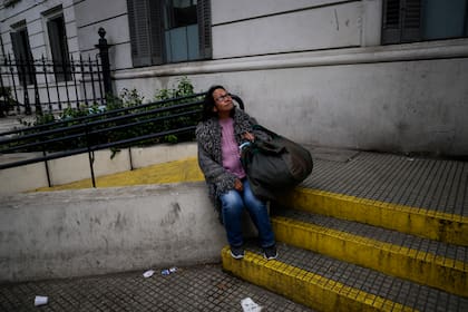 María, en la puerta del Rivadavia. En la guardia de ese hospital pasó su primera noche en la calle y, en la escalera en la que está sentada en la foto, muchas otras en que no la dejaron quedarse adentro.