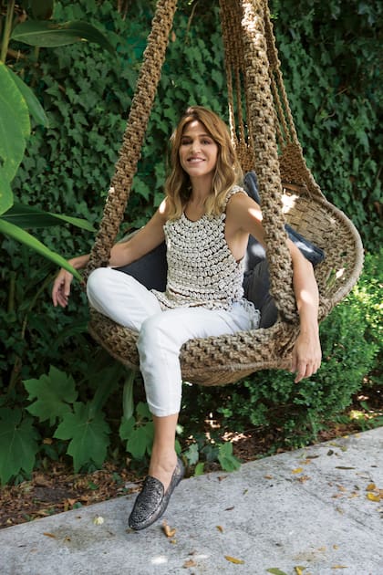 María en una hamaca tejida en yute.