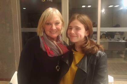 María Esher junto a su nieta mayor, Iara (14).