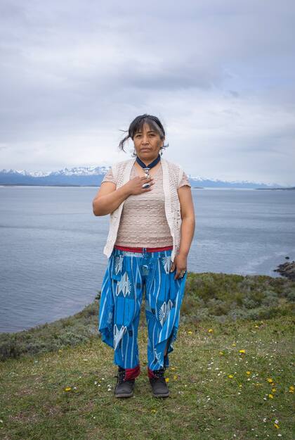 María Esther Condori, 46 años. Integra un grupo de mujeres que trabaja en el rubro textil y planifica un desfile con ropa artesanal. Salteña, hace 27 años que vive en Tierra del Fuego. “Soy de una familia de criadores de camélidos y ovinos, que se dedicaba al arte textil, y en un momento no quise sa