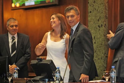 El reelecto jefe de Gobierno porteño, Mauricio Macri, jura el cargo en la Legislatura de la ciudad junto a su nueva vicejefa, Maria Eugenia Vidal (9 de diciembre de 2011)
