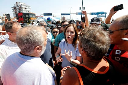 Incidentes en la inauguración de una playa pública de Mar del Plata. María Eugenia Vidal se bajó de la camioneta que la trasladaba y habló con los guardavidas (29 de diciembre de 2017)